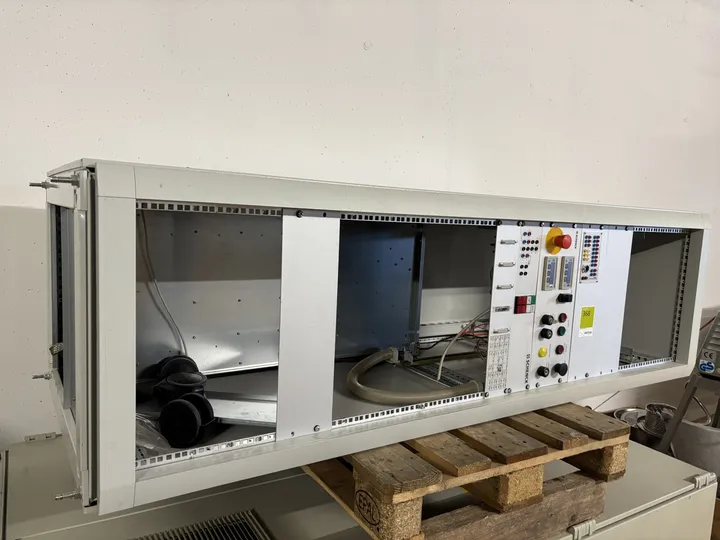 Schaltschrank / Serverschrank – teilgeschlachtet